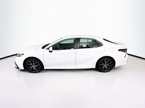 Used 2024 Toyota Camry SE FWD image 4