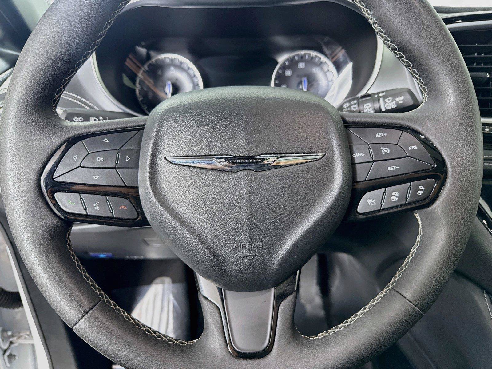 Used 2025 Chrysler Pacifica Limited FWD image 17