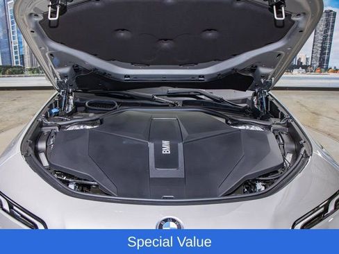 Used 2025 BMW i7 xDrive60 w/ Premium Package AWD/4WD image 5
