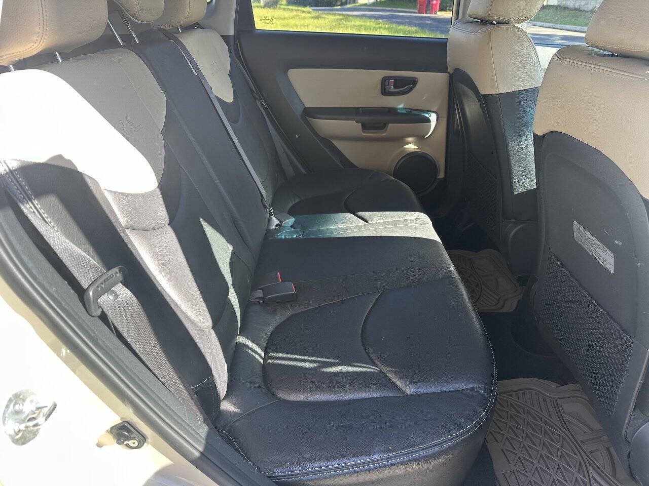 Used 2011 Kia Soul ! FWD image 12