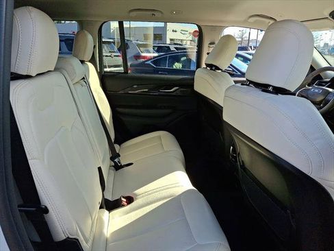 Certified 2023 Jeep Grand Cherokee Laredo image 15