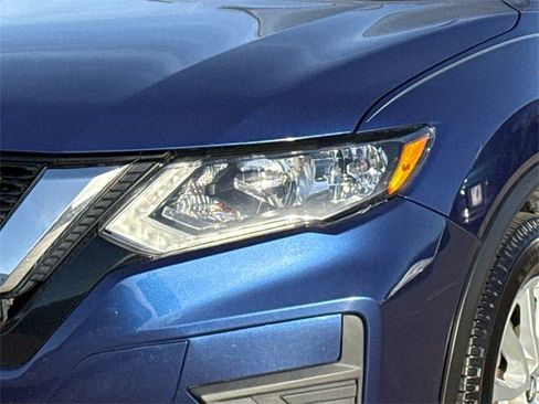 Used 2017 Nissan Rogue SV image 5