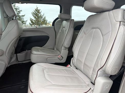 Used 2019 Chrysler Pacifica Limited image 46
