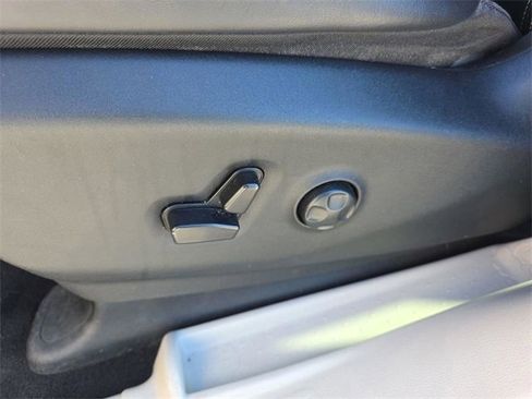 Used 2023 Chrysler Pacifica Touring-L image 19