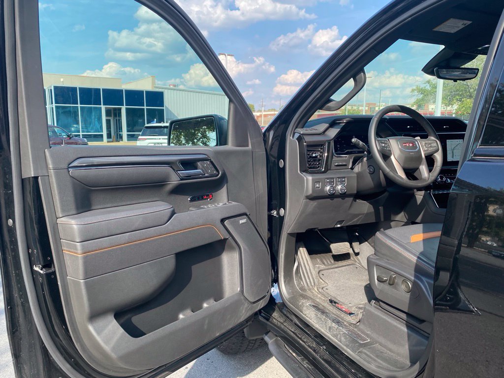 Used 2025 GMC Sierra 1500 AT4 w/ Technology Package AWD/4WD image 11