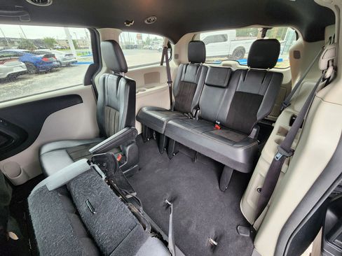 Used 2019 Dodge Grand Caravan SXT image 16
