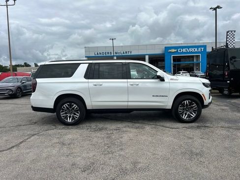 Used 2025 Chevrolet Suburban Z71 AWD/4WD image 2