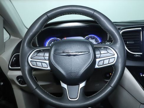 Used 2024 Chrysler Pacifica Touring-L image 21