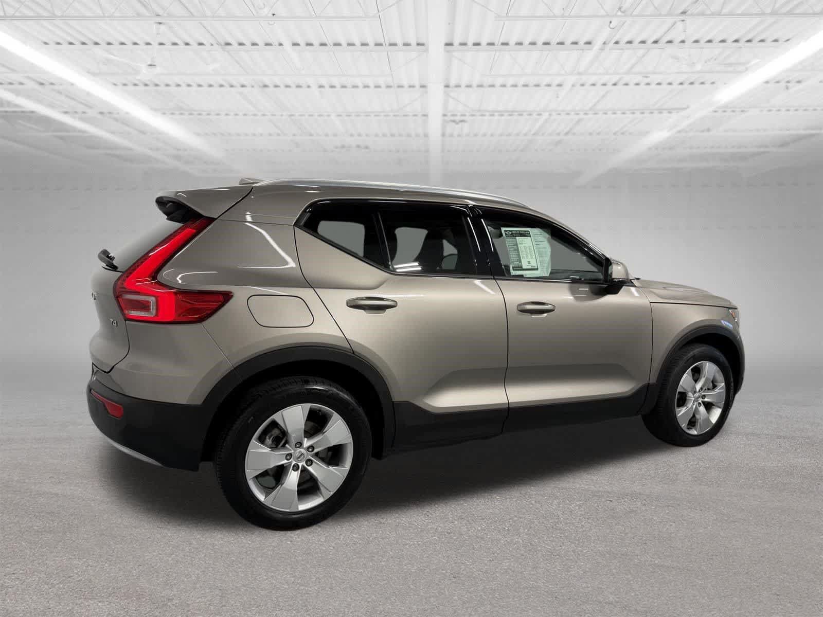 Used 2022 Volvo XC40 T4 Momentum FWD image 6