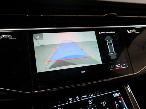 Used 2023 Audi Q8 Premium image 18