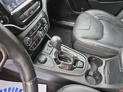 Used 2019 Jeep Cherokee Limited AWD/4WD image 23
