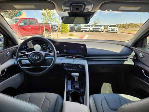 Used 2022 Hyundai Elantra Limited image 15