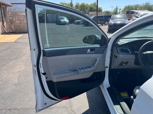Used 2015 Hyundai Sonata SE FWD image 12