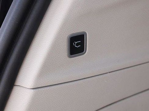 Used 2023 Chrysler Pacifica Touring-L FWD image 8