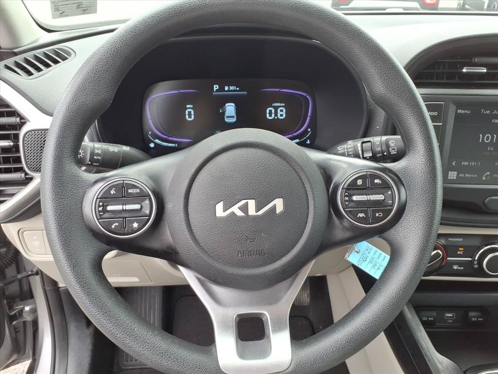 Used 2025 Kia Soul LX w/ LX Technology Package FWD image 18
