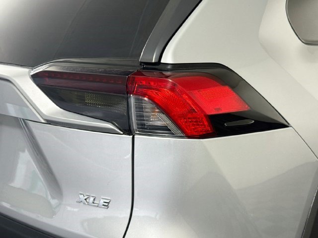 Used 2019 Toyota RAV4 XLE Premium FWD image 28