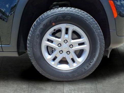 Used 2023 Jeep Grand Cherokee Laredo AWD/4WD image 9