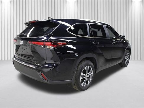 Used 2024 Toyota Highlander XLE AWD/4WD image 3