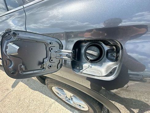 Used 2023 Toyota Highlander LE AWD/4WD image 44