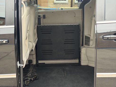 Used 2016 Chrysler Town & Country Touring image 18