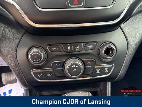 Used 2019 Jeep Cherokee Latitude w/ Cold Weather Group image 29