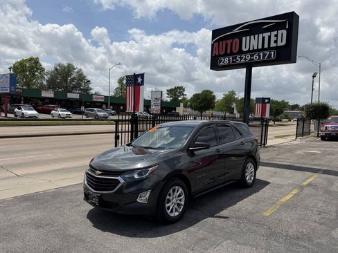 Used 2018 Chevrolet Equinox LS FWD image 1