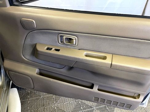 Used 2001 Nissan Frontier SE image 13