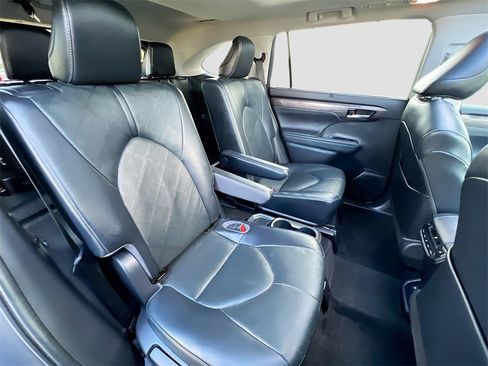 Used 2023 Toyota Highlander Platinum image 28