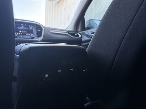 Used 2023 GMC Acadia SLE image 19