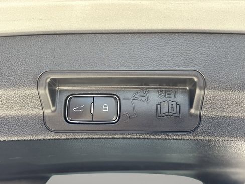 Used 2023 Ford Explorer XLT w/ Equipment Group 202A RWD image 9
