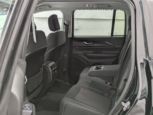 Used 2023 Jeep Grand Cherokee Laredo AWD/4WD image 11