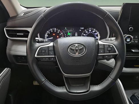 Used 2023 Toyota Highlander XLE image 9
