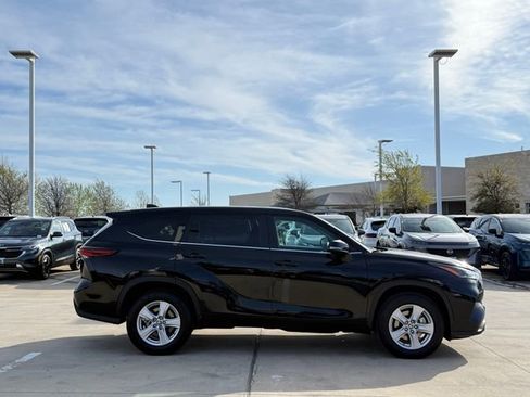 Used 2025 Toyota Highlander LE image 5