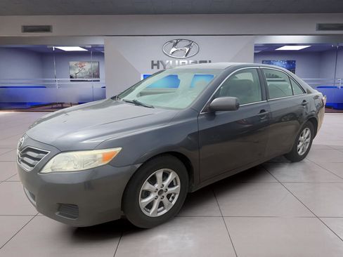 Used 2010 Toyota Camry LE FWD image 4