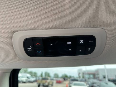 Used 2023 Chrysler Pacifica Touring-L FWD image 27