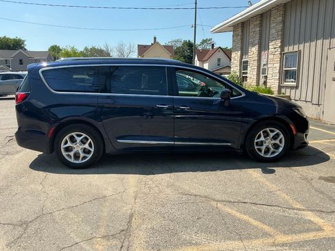 Used 2017 Chrysler Pacifica Touring-L Plus w/ Advanced Safetytec Group FWD image 2
