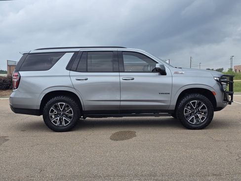 Used 2024 Chevrolet Tahoe Z71 w/ Luxury Package AWD/4WD image 4
