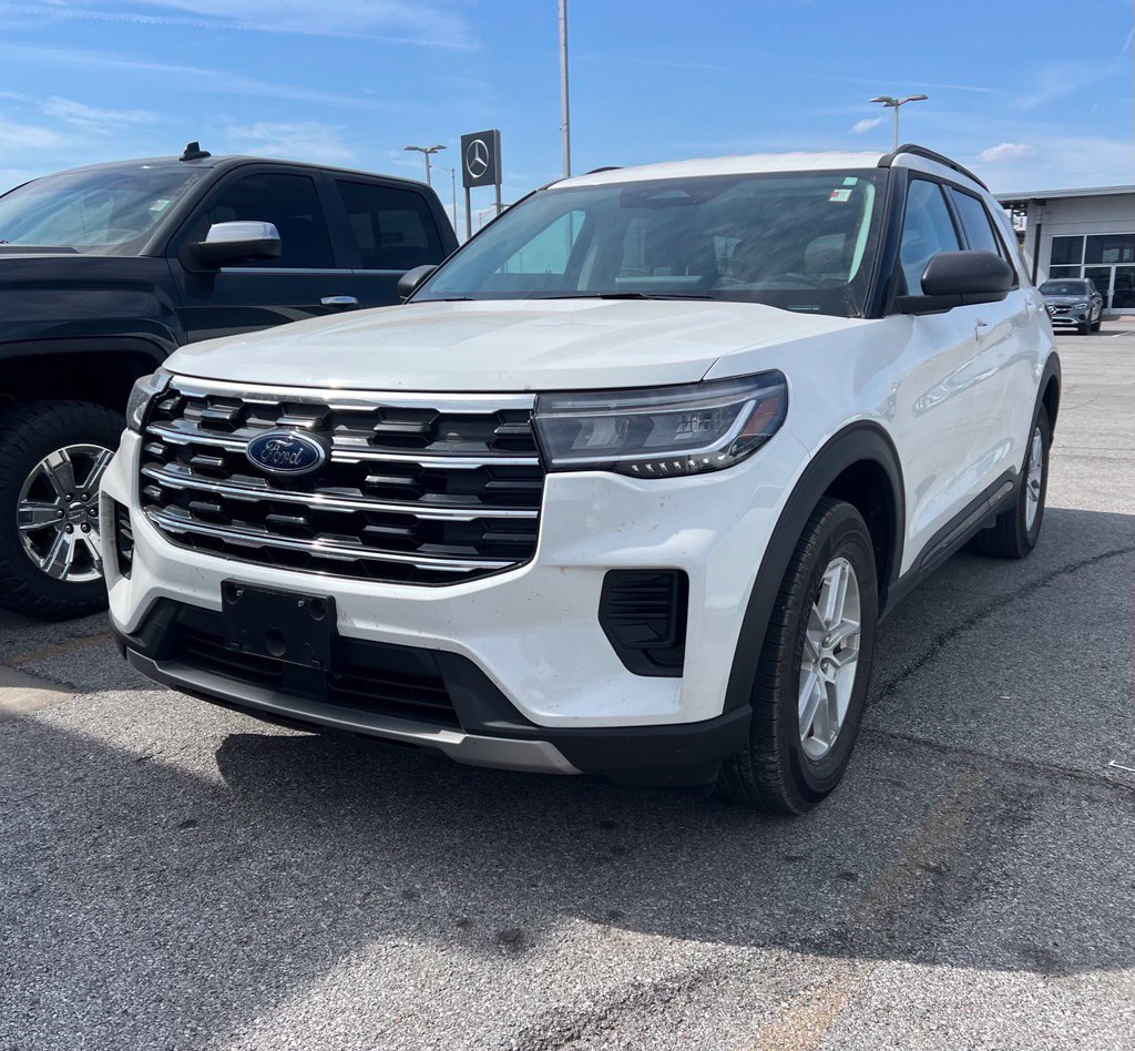 Used 2026 Ford Explorer Active AWD/4WD image 3