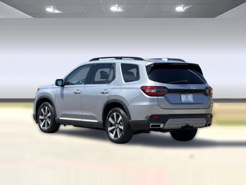 Certified 2025 Honda Pilot Touring image 3