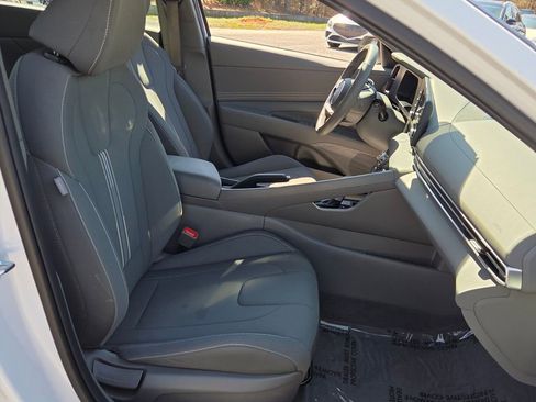 Used 2025 Hyundai Elantra Sport image 15