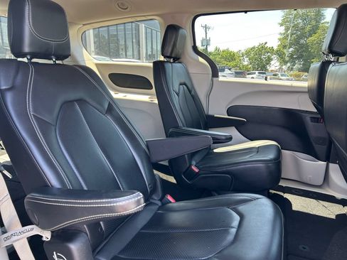 Used 2020 Chrysler Voyager Lxi FWD image 29