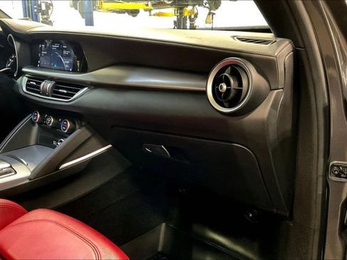 Used 2022 Alfa Romeo Stelvio Veloce AWD/4WD image 16