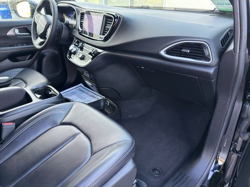 Used 2025 Chrysler Pacifica Select FWD image 39