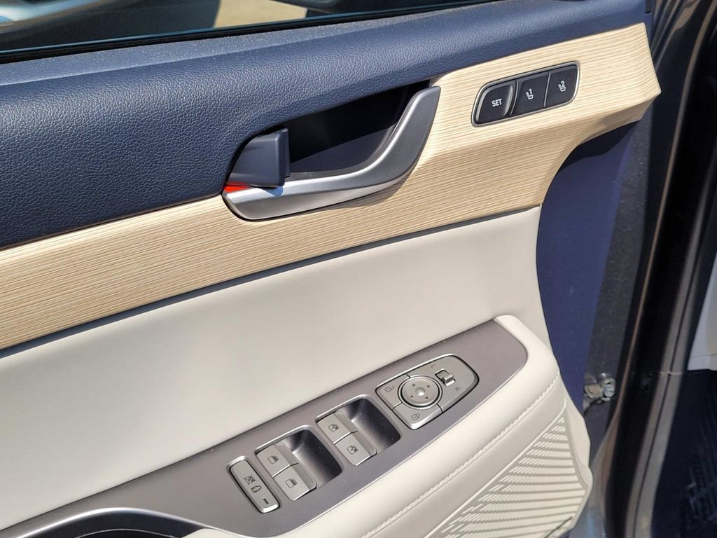 Used 2024 Hyundai Palisade Limited FWD image 11