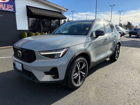 Used 2024 Volvo XC40 B5 Core AWD/4WD image 2