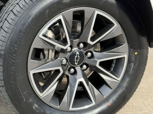 Used 2024 Chevrolet Suburban Z71 w/ Off-Road Capability Package image 6