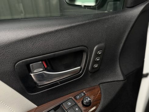 Used 2020 Toyota Sienna Limited image 26