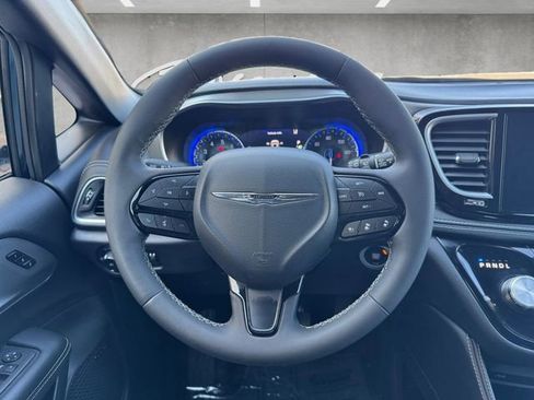 Used 2023 Chrysler Pacifica Limited w/ Uconnect Theater Family Group image 21