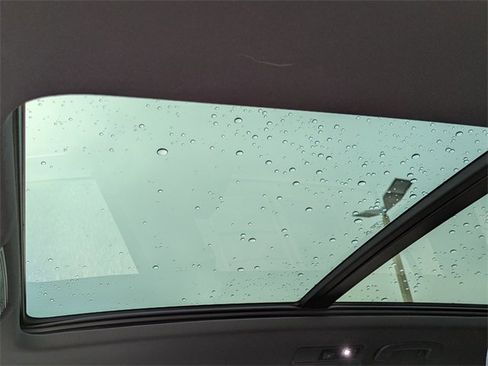 Used 2022 Volkswagen Tiguan SE R-Line image 19