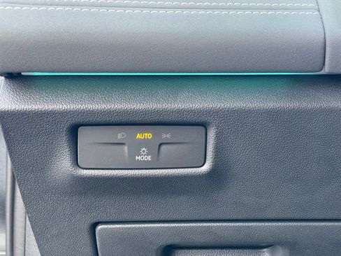 Certified 2025 Volkswagen Tiguan SE R-Line image 15